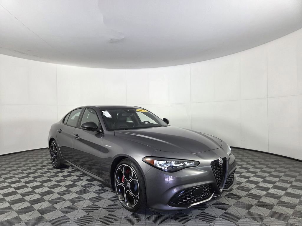Used 2024 Alfa Romeo Giulia Veloce image 2