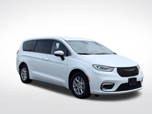 Used 2023 Chrysler Pacifica Touring-L FWD image 4