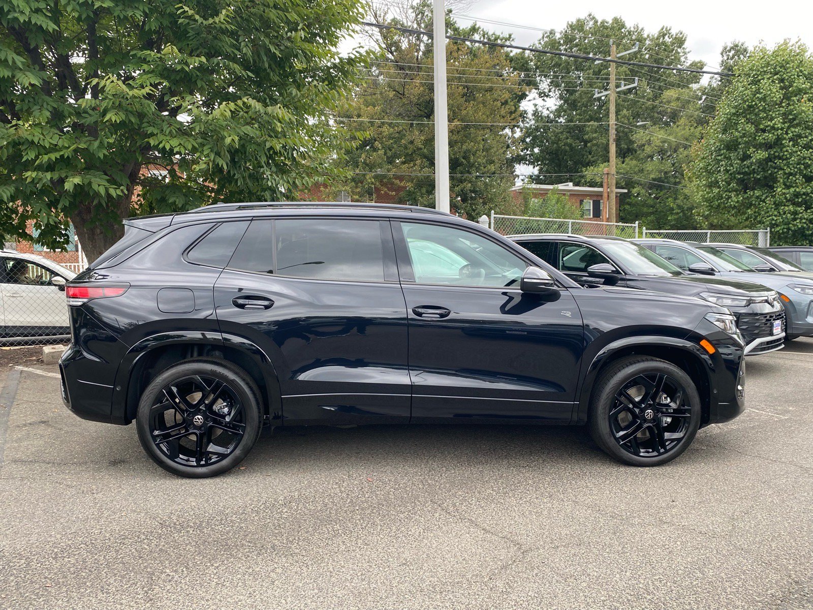 New 2026 Volkswagen Tiguan SE R-Line AWD/4WD image 2