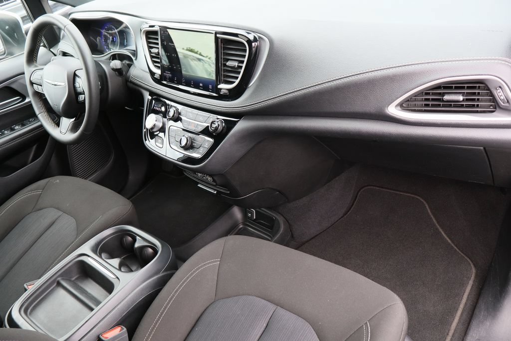 Used 2023 Chrysler Pacifica Touring FWD image 29