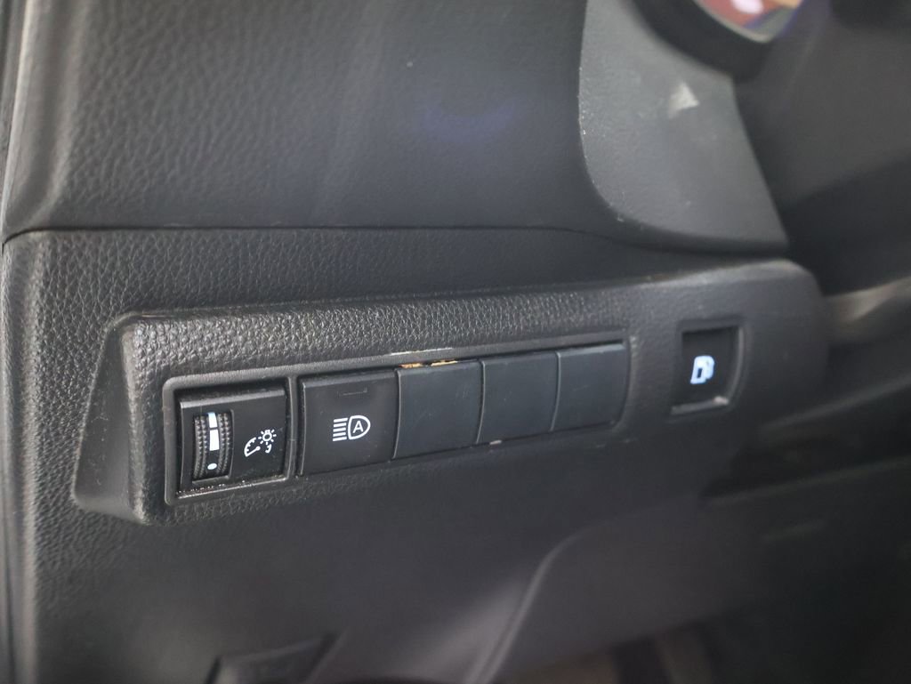 Used 2020 Toyota Corolla LE image 19