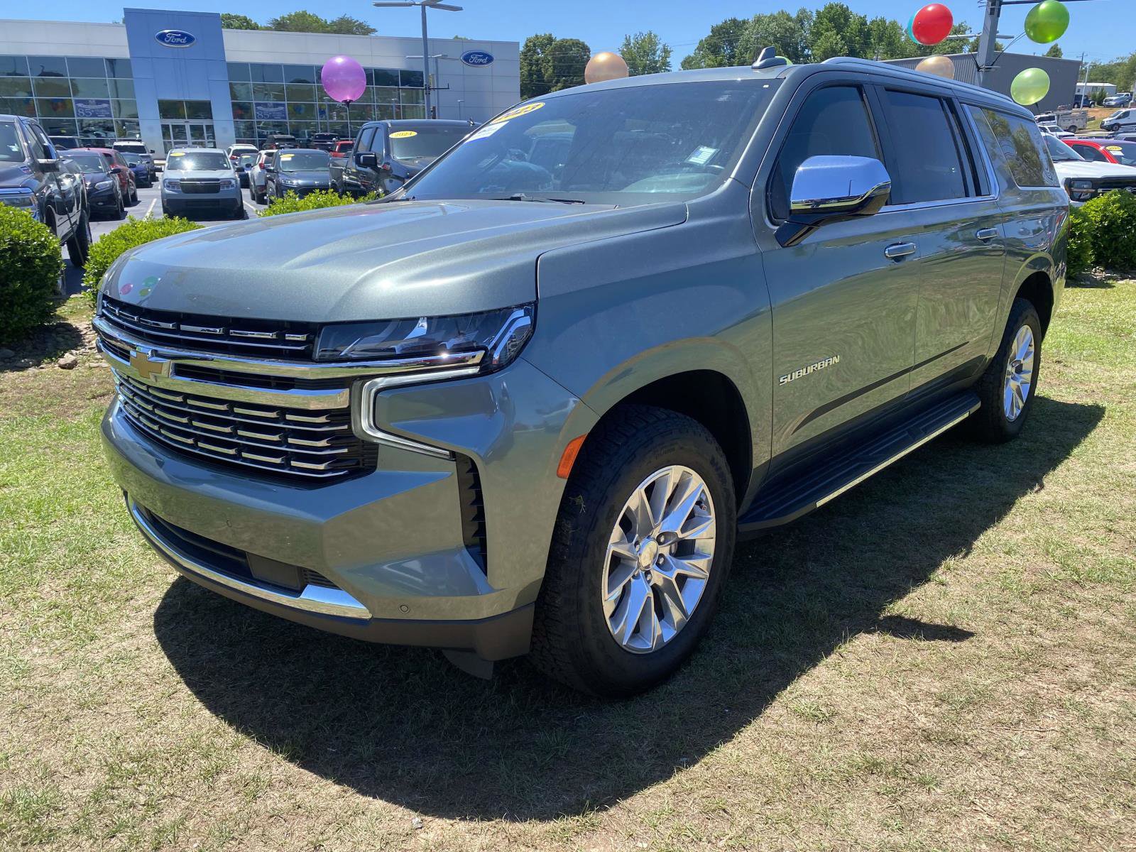 Used 2023 Chevrolet Suburban Premier RWD image 3