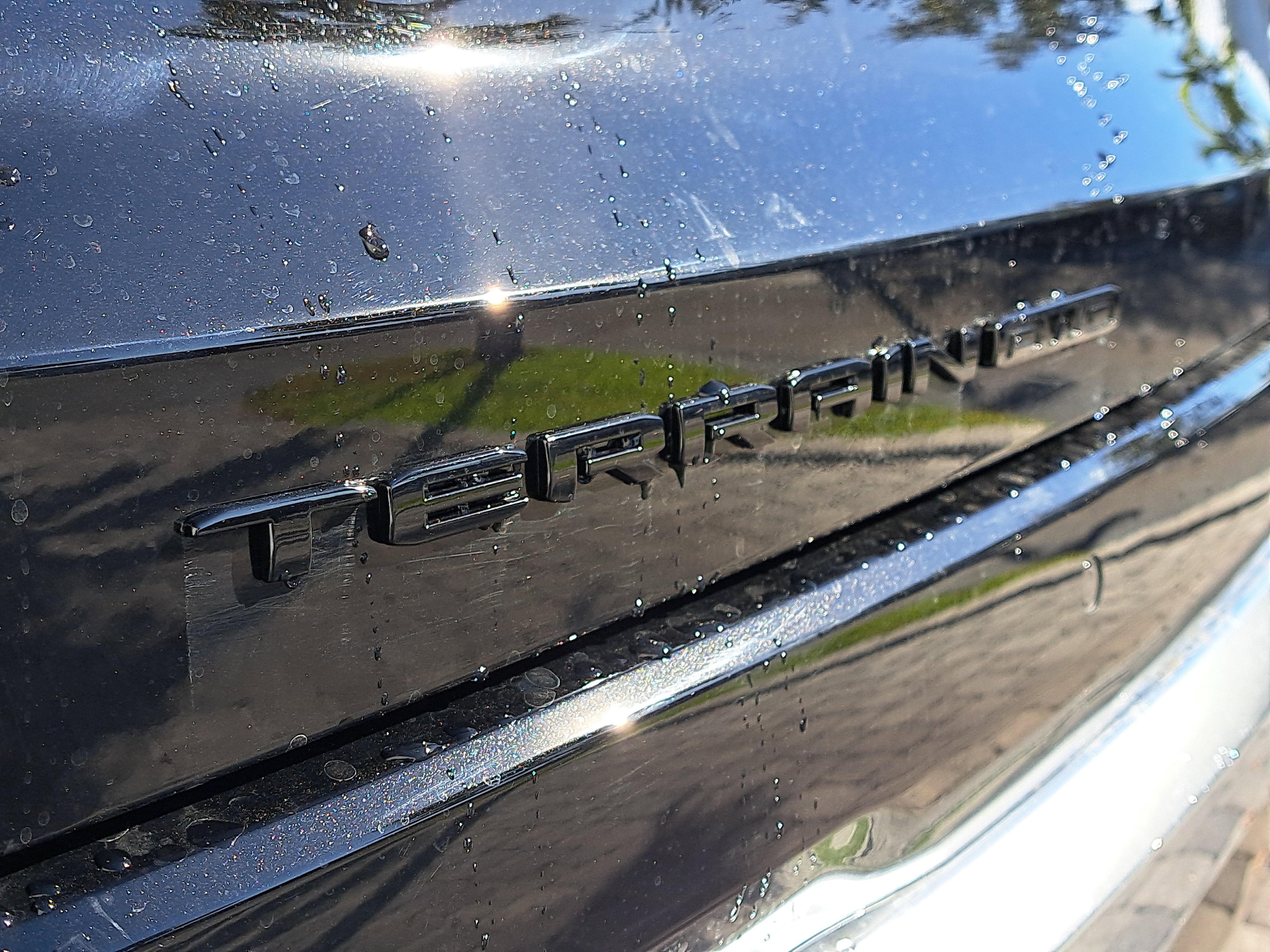 New 2026 GMC Terrain Denali w/ LPO, Black Badging Package image 7
