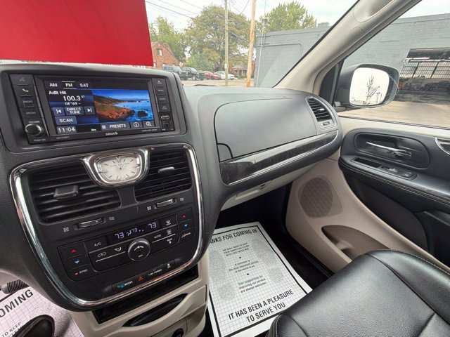 Used 2015 Chrysler Town & Country Touring FWD image 40