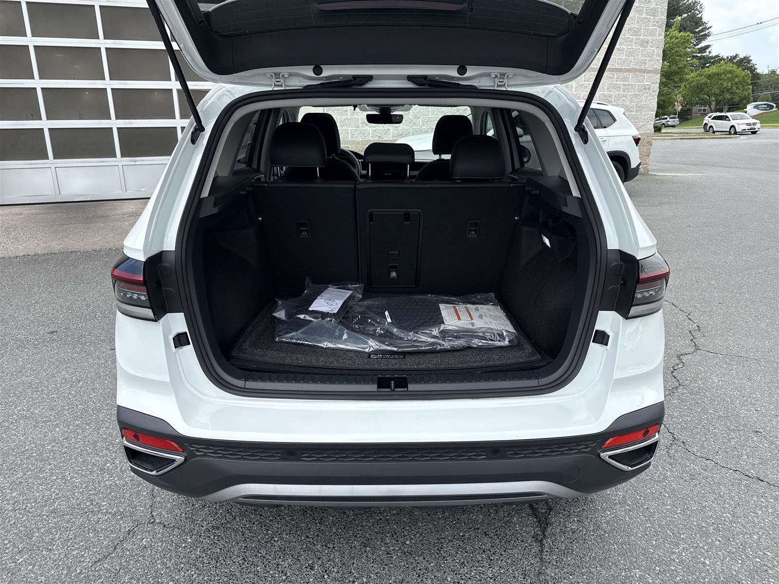 New 2025 Volkswagen Taos SEL image 5