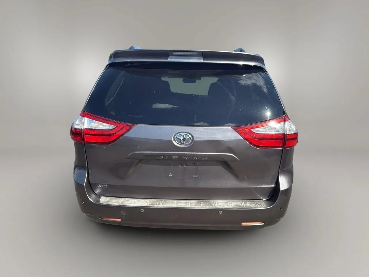 Used 2015 Toyota Sienna XLE w/ XLE Navigation Package FWD image 4
