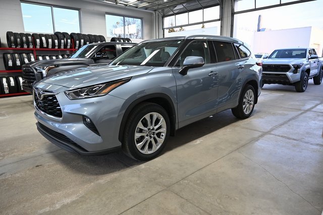 Used 2023 Toyota Highlander Limited image 8