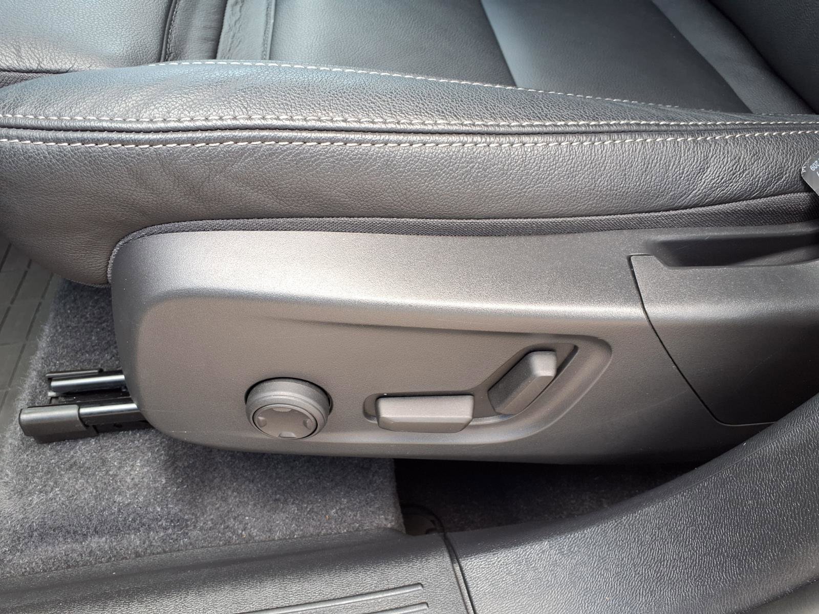 Certified 2023 Volvo XC40 B5 Plus w/ Driver Assist Package AWD/4WD image 23