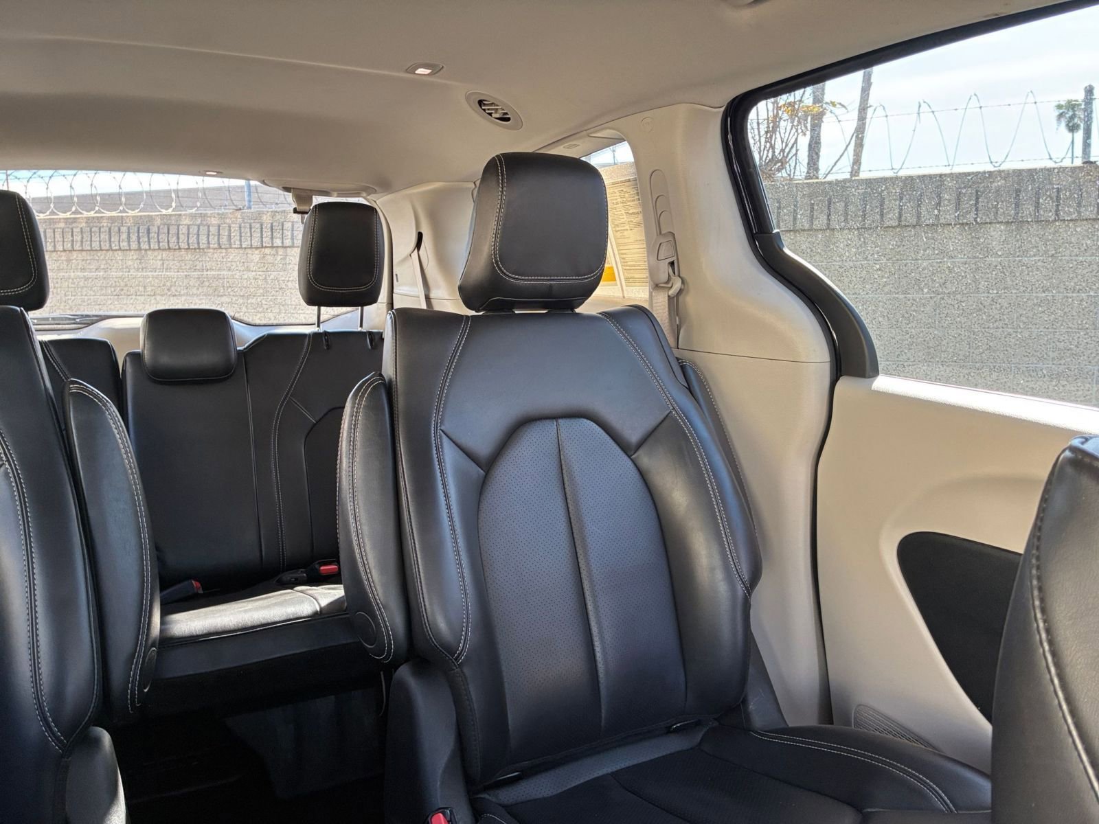 Used 2023 Chrysler Pacifica Touring-L image 40