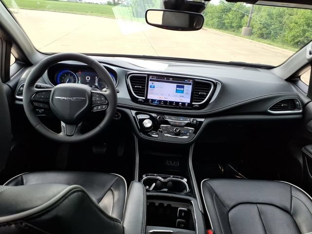 Used 2025 Chrysler Pacifica Limited FWD image 4