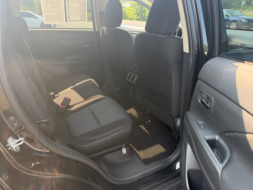 Used 2020 Mitsubishi Outlander SE AWD/4WD image 27