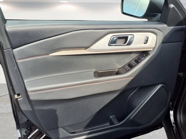 Used 2025 Ford Explorer Active AWD/4WD image 16