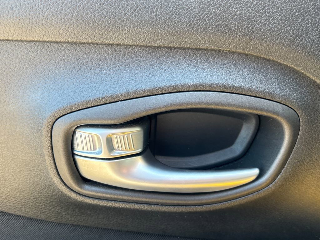 Used 2018 Jeep Renegade Latitude w/ Popular Equipment Group FWD image 9