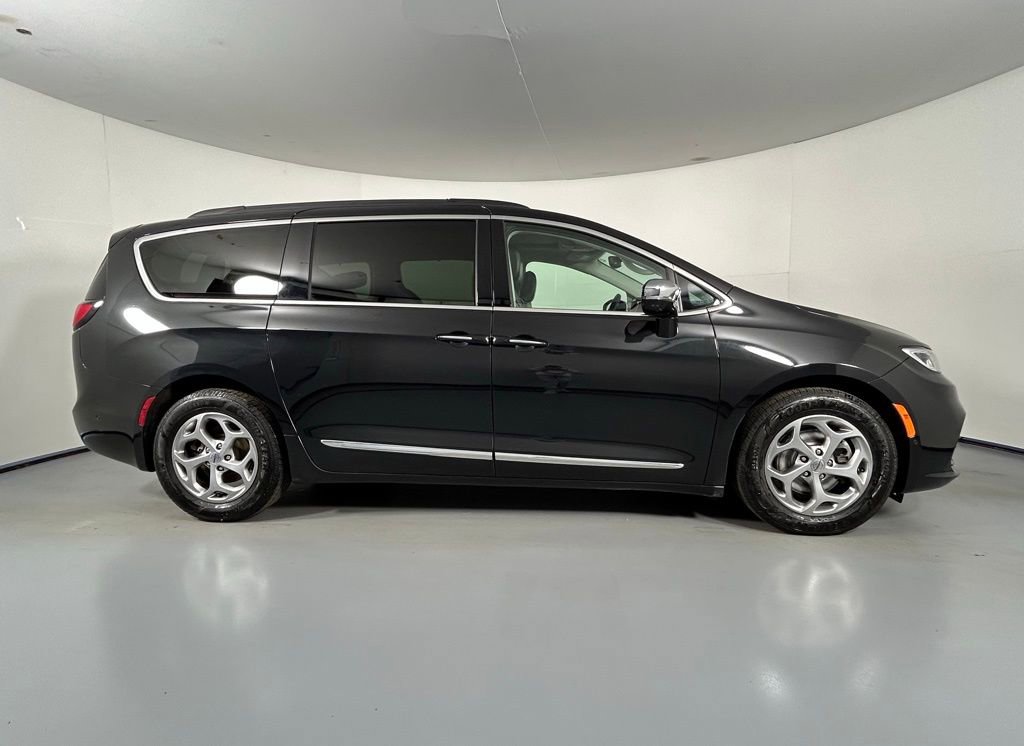 Used 2023 Chrysler Pacifica Limited image 8