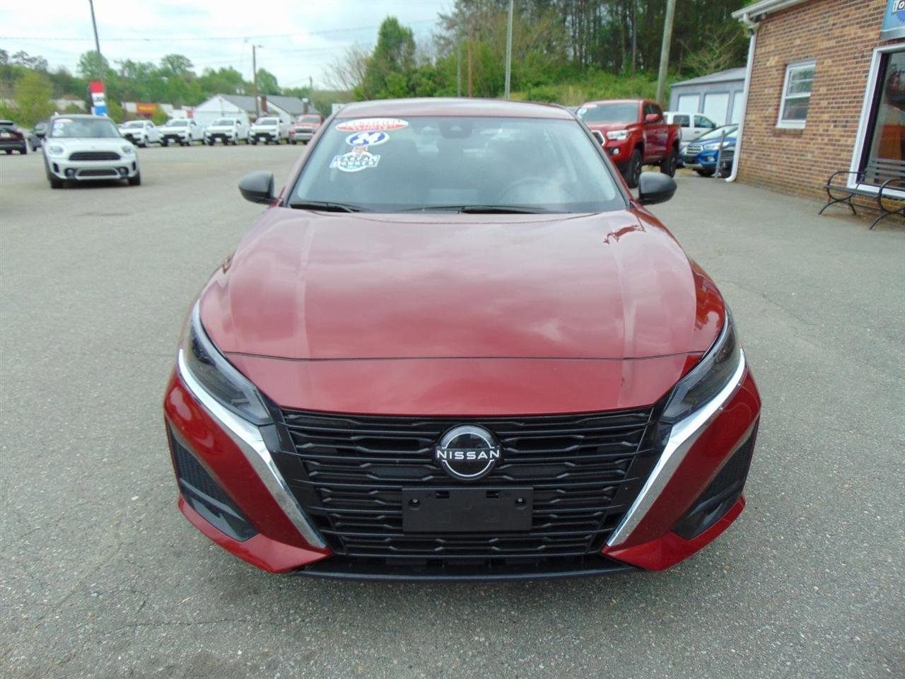 Used 2024 Nissan Altima 2.5 SV FWD image 2
