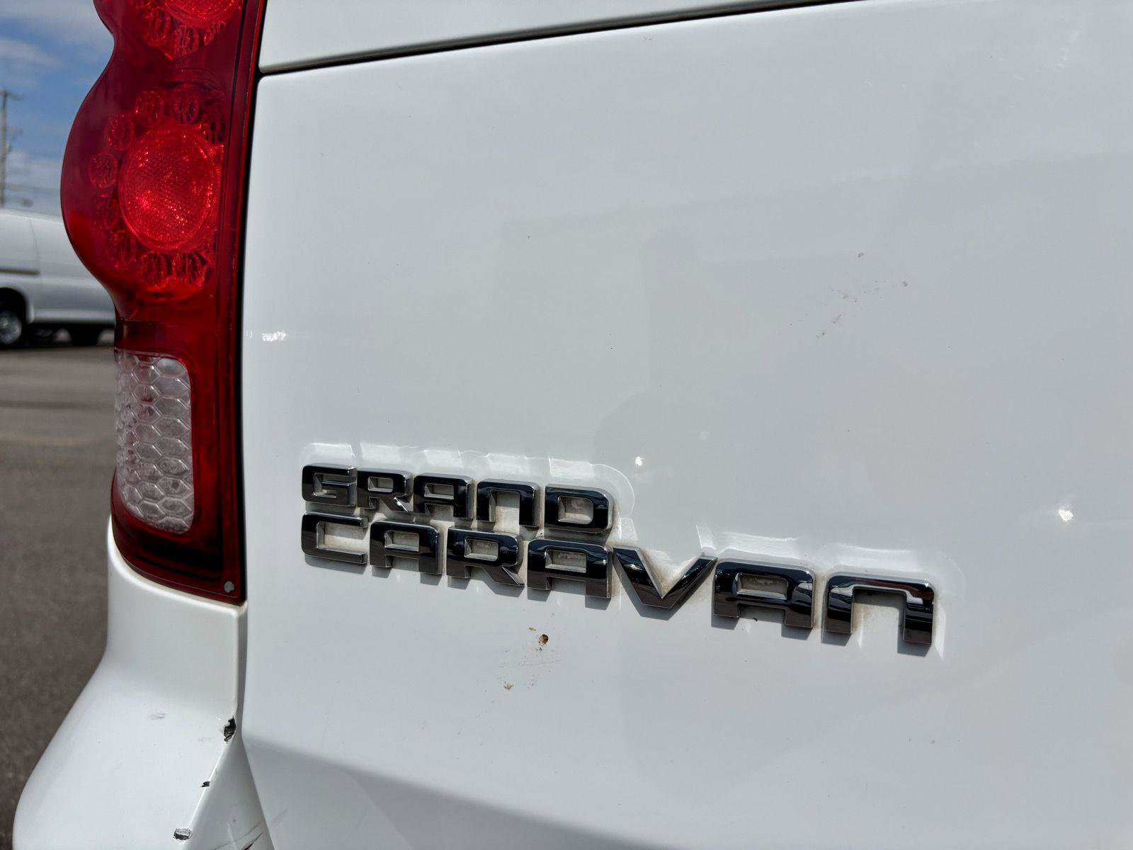 Used 2017 Dodge Grand Caravan SE image 25