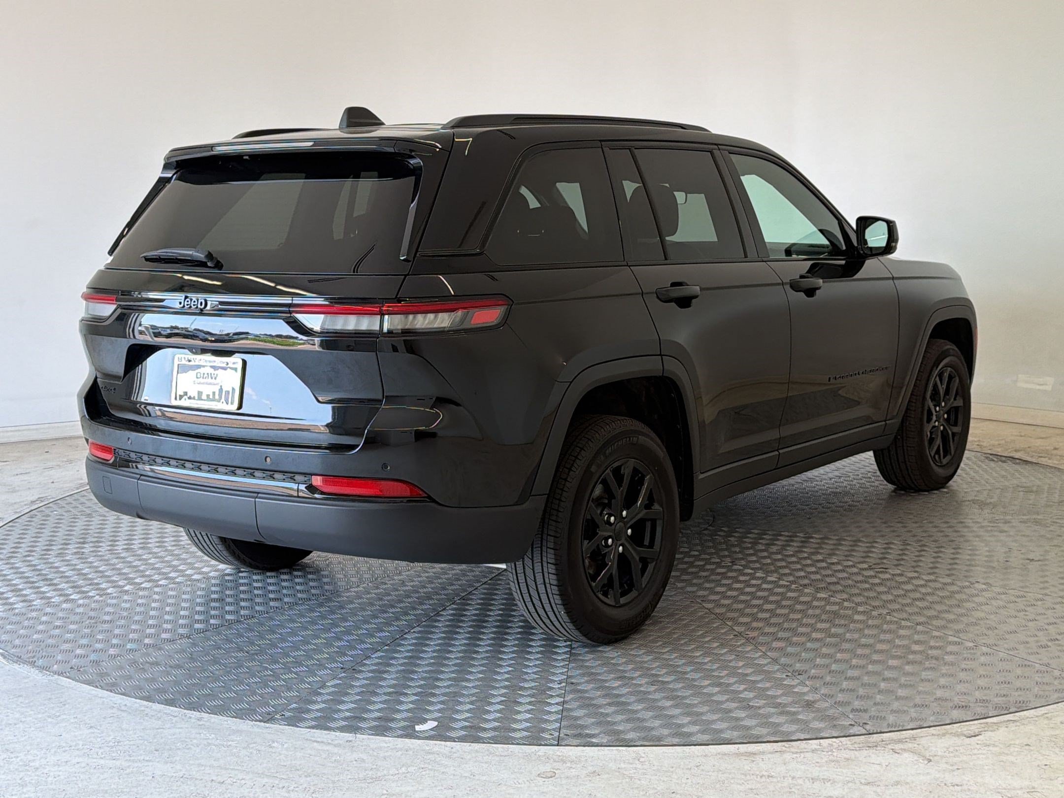 Used 2025 Jeep Grand Cherokee Altitude AWD/4WD image 9