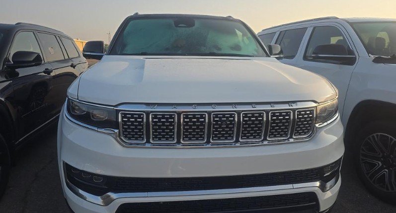 Used 2025 Jeep Grand Wagoneer 4WD image 2