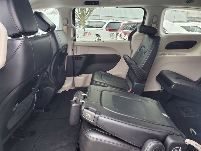 Certified 2024 Chrysler Pacifica Touring-L image 23