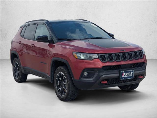 Used 2025 Jeep Compass Trailhawk image 3