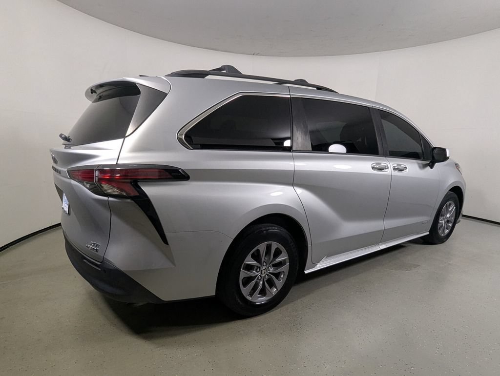 Used 2021 Toyota Sienna XLE FWD image 8