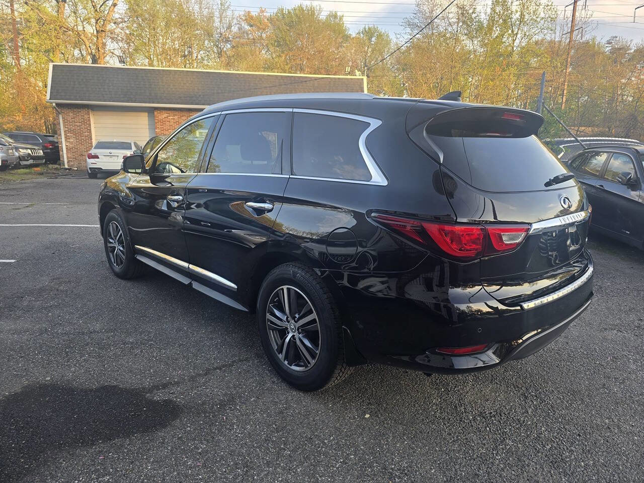Used 2017 INFINITI QX60 AWD w/ Premium Plus Package image 4