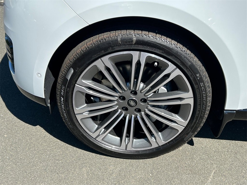 New 2025 Land Rover Range Rover SE image 8