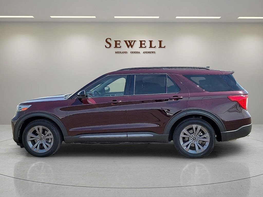 Used 2022 Ford Explorer XLT w/ Equipment Group 202A image 2