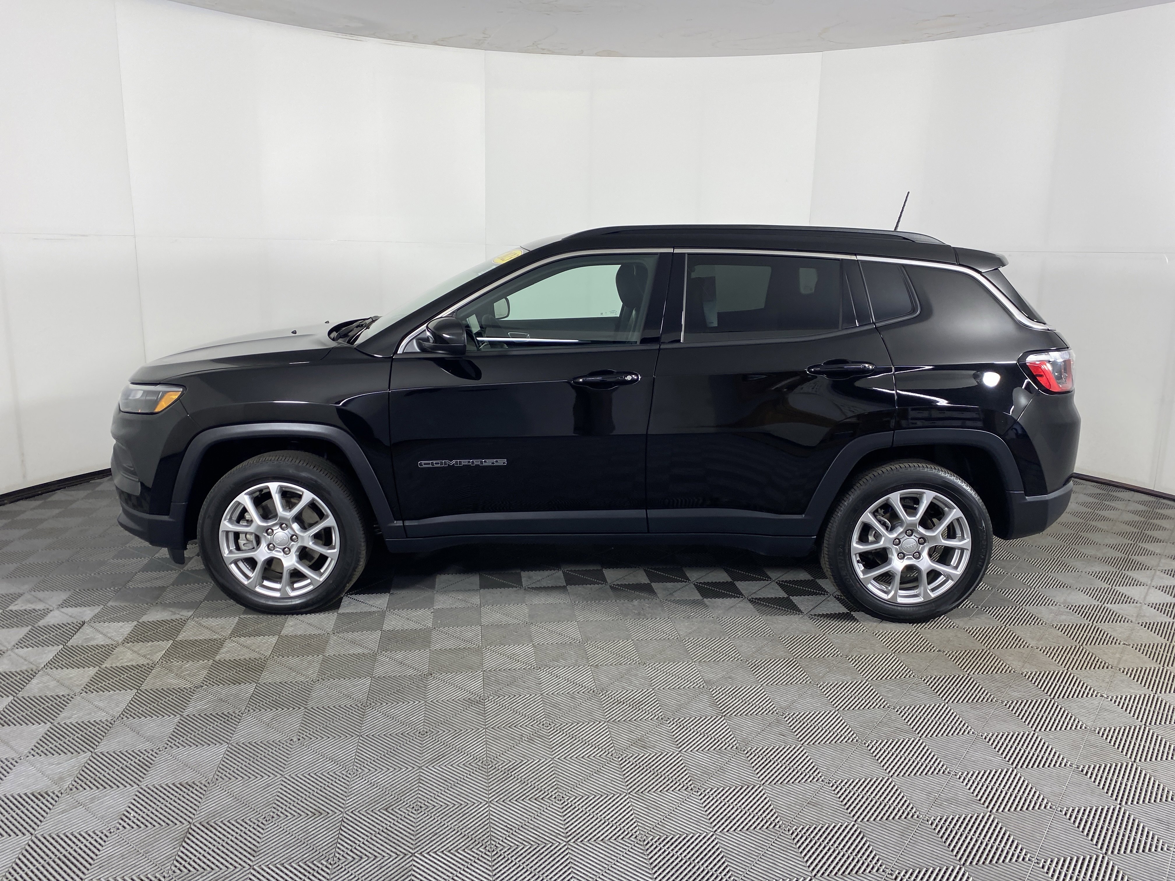 Used 2023 Jeep Compass Latitude AWD/4WD image 10