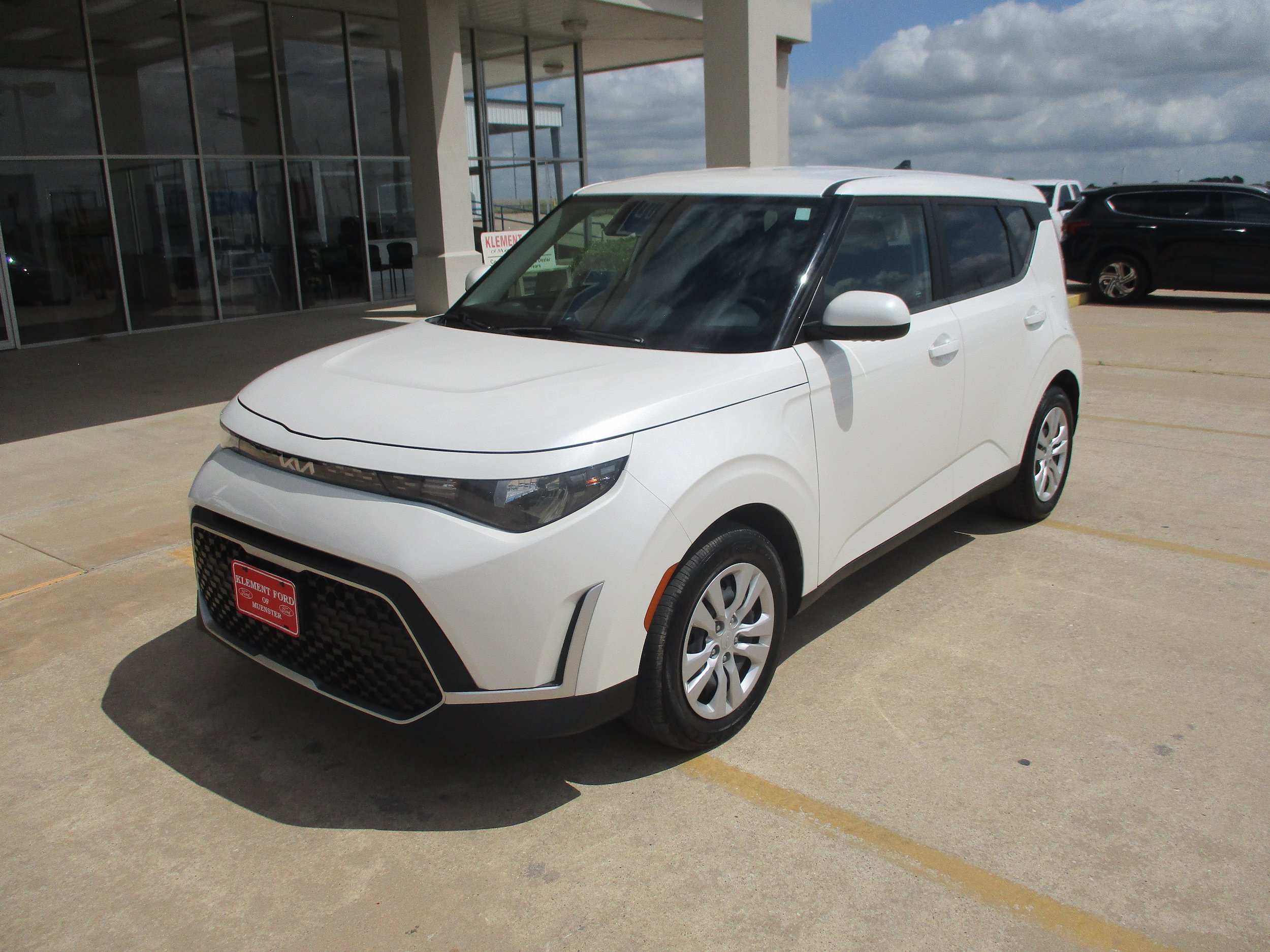 Used 2023 Kia Soul LX FWD image 2