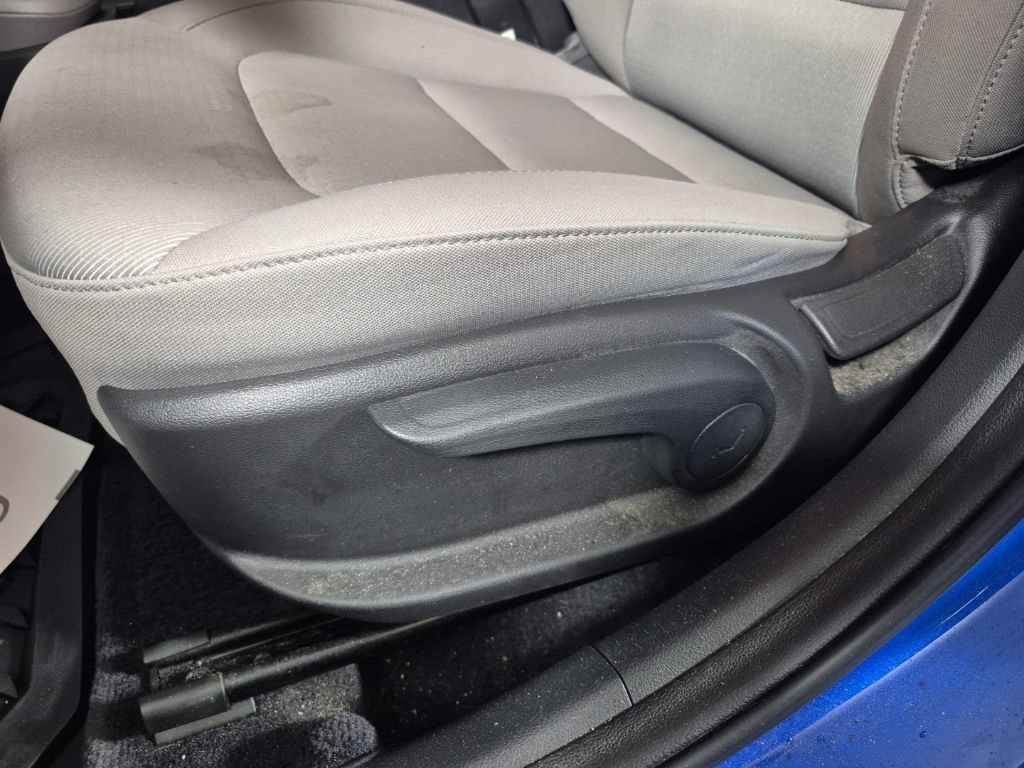 Used 2018 Hyundai Elantra SE w/ Winter Weather Package FWD image 8