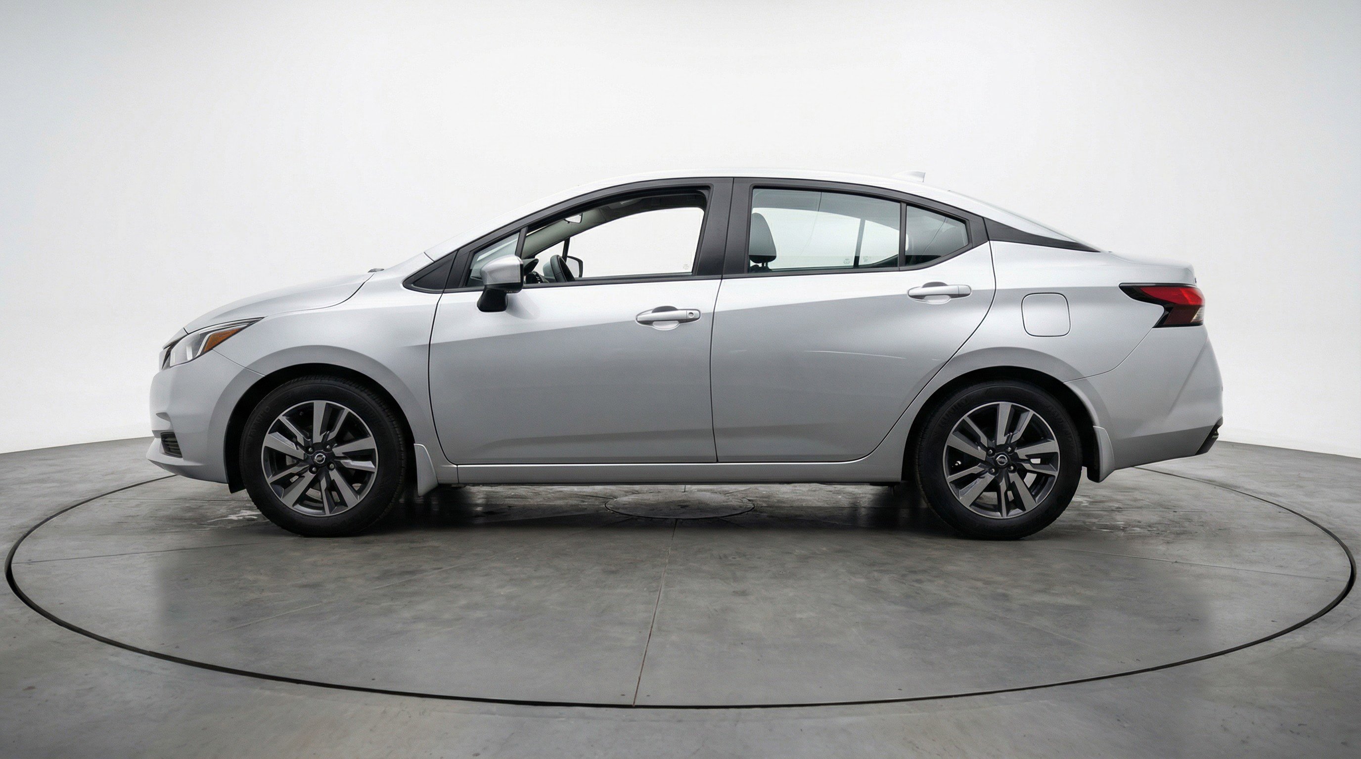 Used 2025 Nissan Versa SV FWD image 5