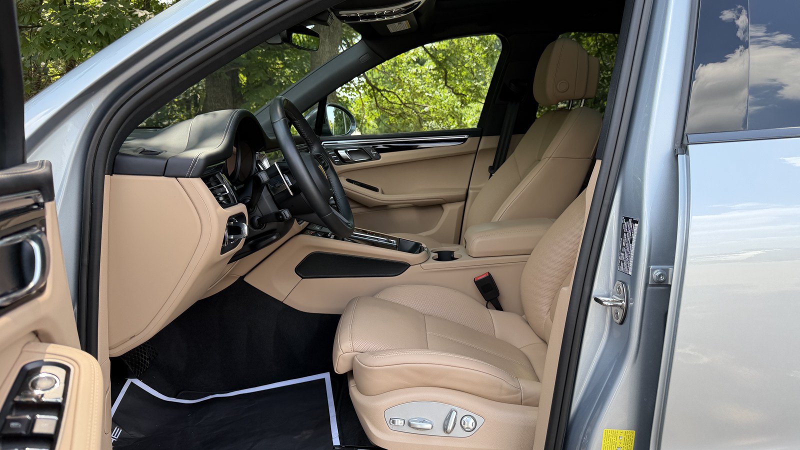 Certified 2026 Porsche Macan Turbo AWD/4WD image 24