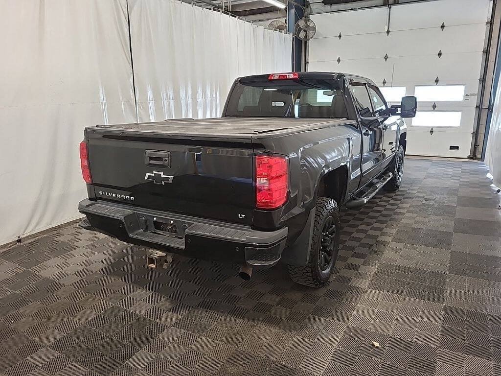Used 2019 Chevrolet Silverado 2500 LT w/ Midnight Edition AWD/4WD image 3
