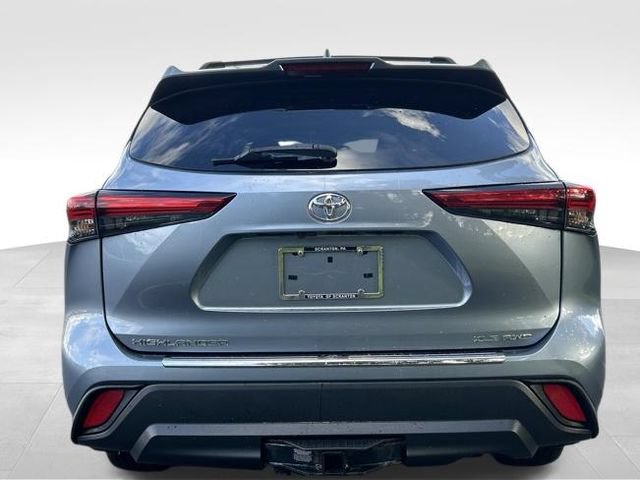Used 2022 Toyota Highlander XLE AWD/4WD image 4