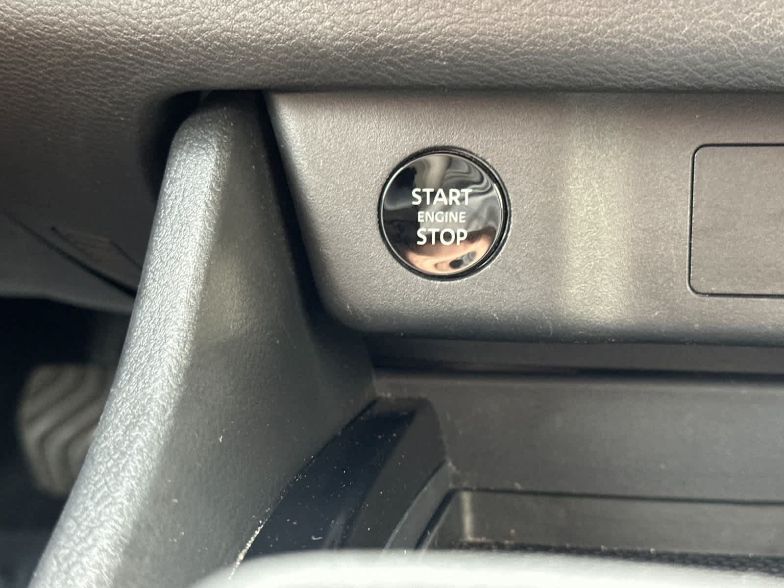 Used 2025 Nissan Rogue SV AWD/4WD image 23