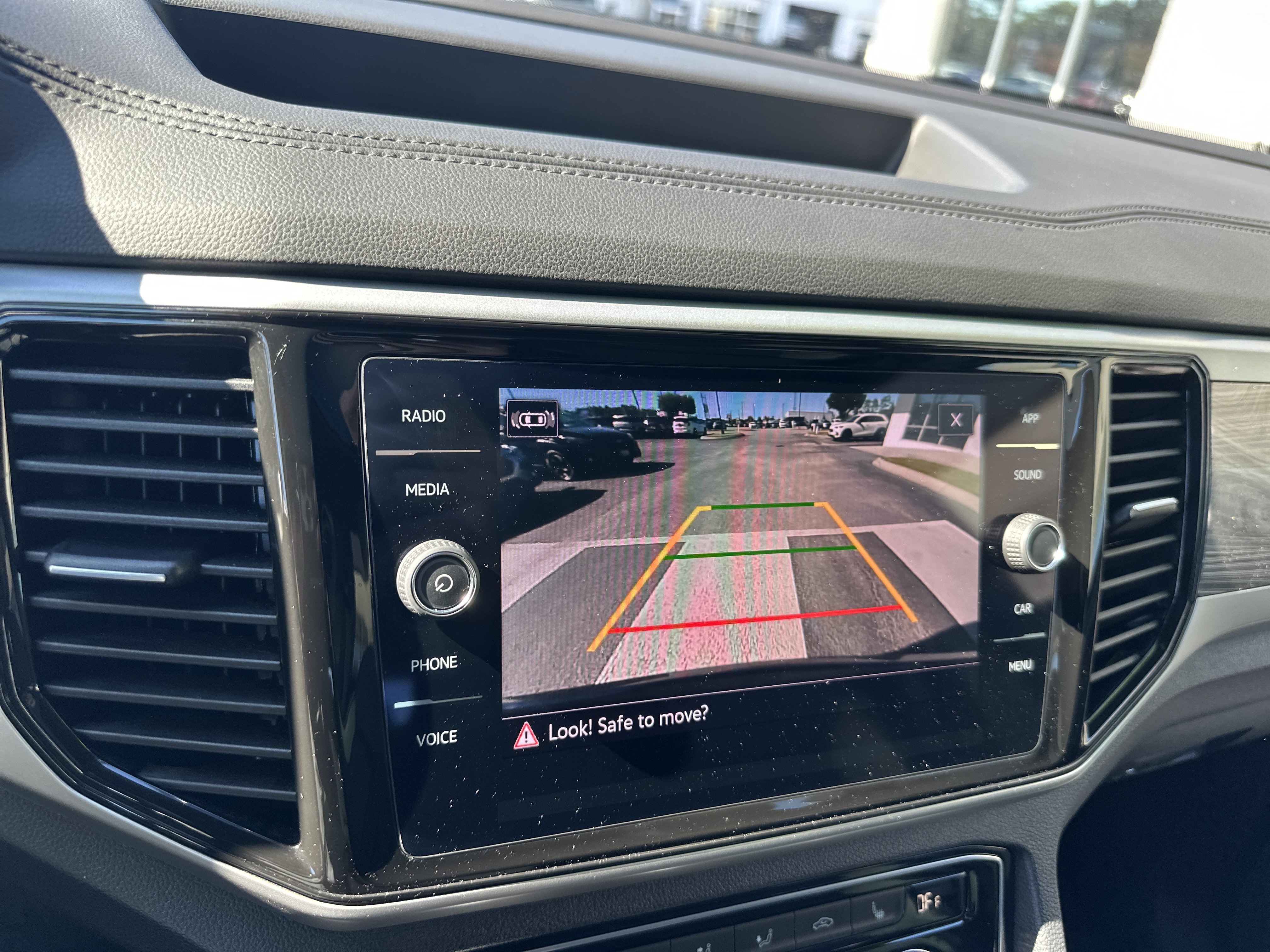 Used 2022 Volkswagen Atlas Cross Sport SE image 19