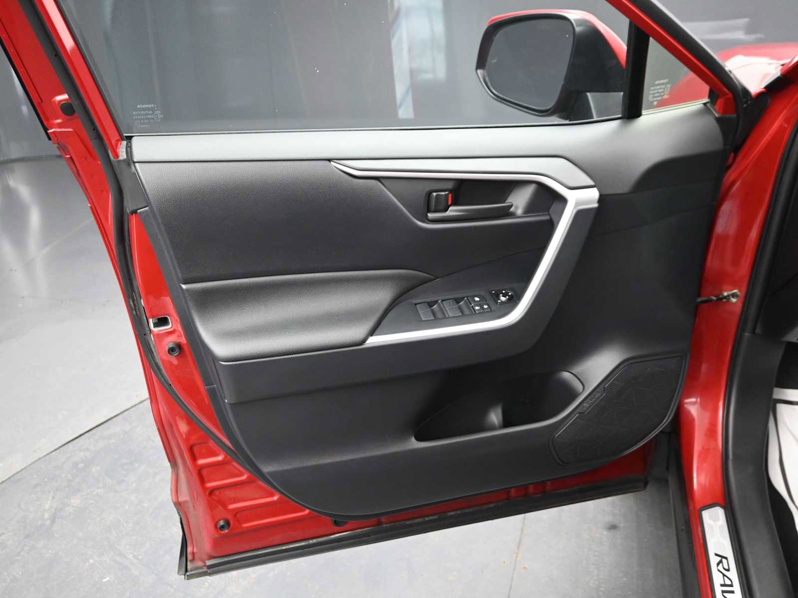 Used 2021 Toyota RAV4 SE w/ Weather & Moonroof Package image 7