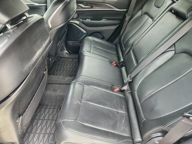 Used 2022 Jeep Grand Cherokee Overland w/ Luxury Tech Group IV AWD/4WD image 30