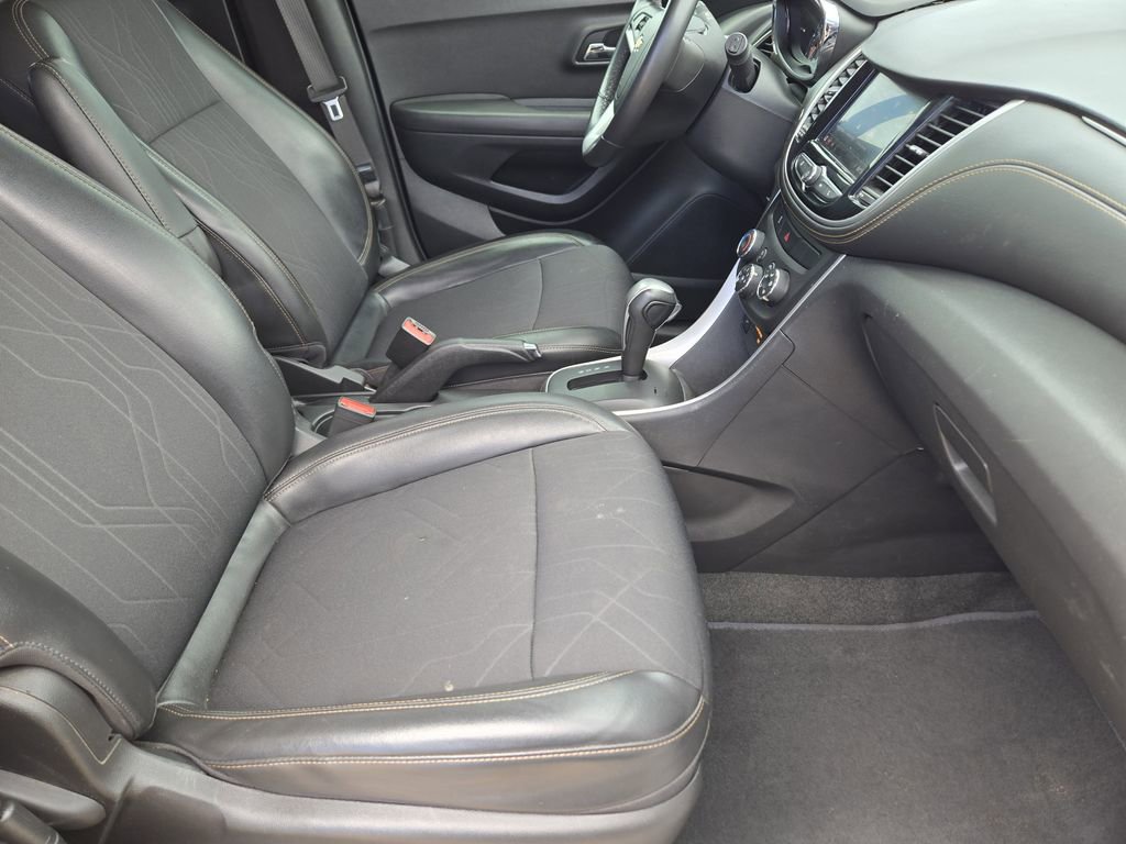 Used 2020 Chevrolet Trax LT w/ LT Convenience Package FWD image 9