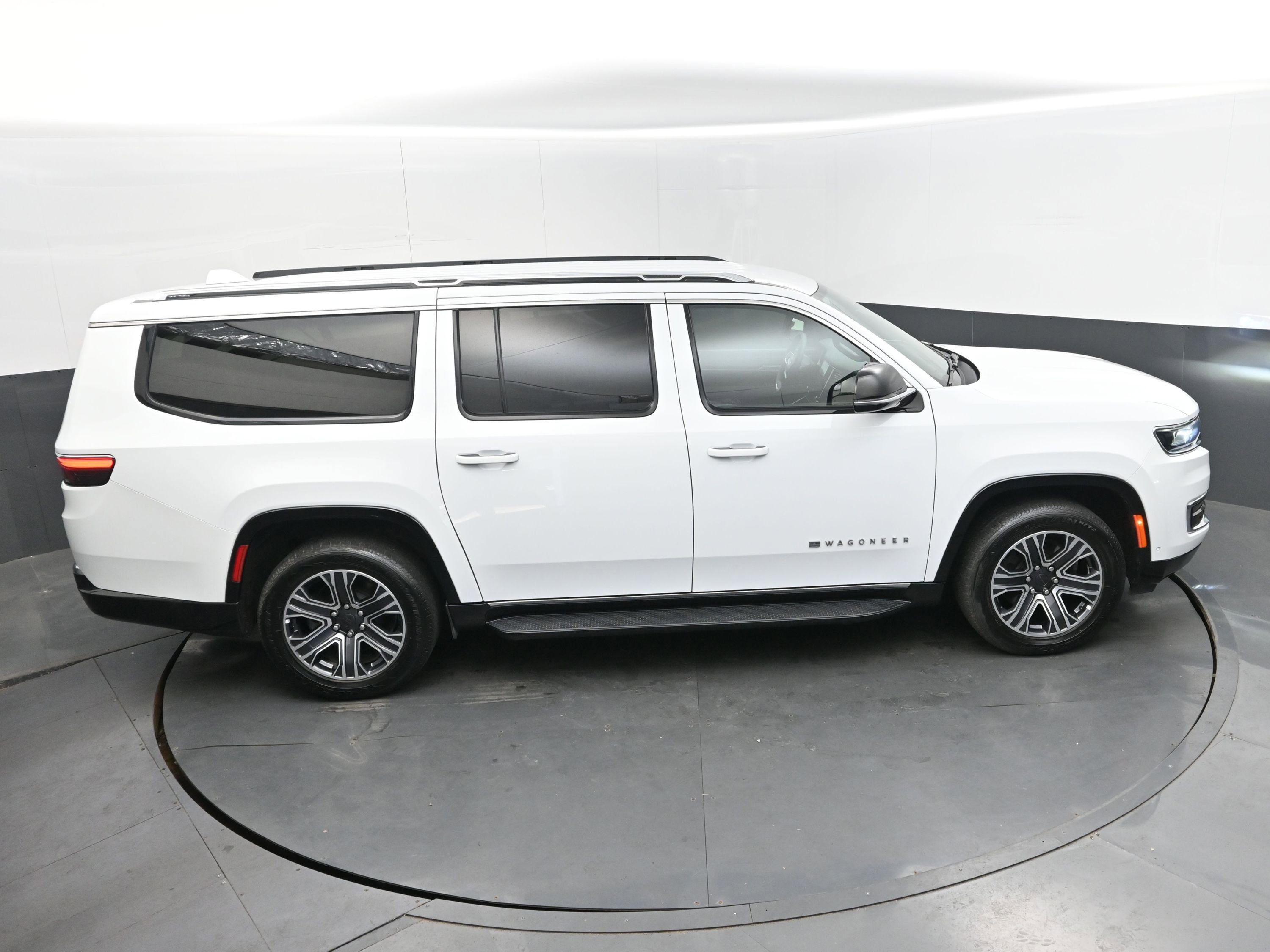 Used 2023 Jeep Wagoneer L Series II image 38