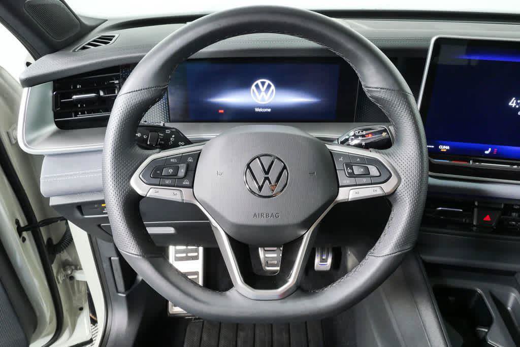 Certified 2025 Volkswagen Tiguan SE R-Line FWD image 9