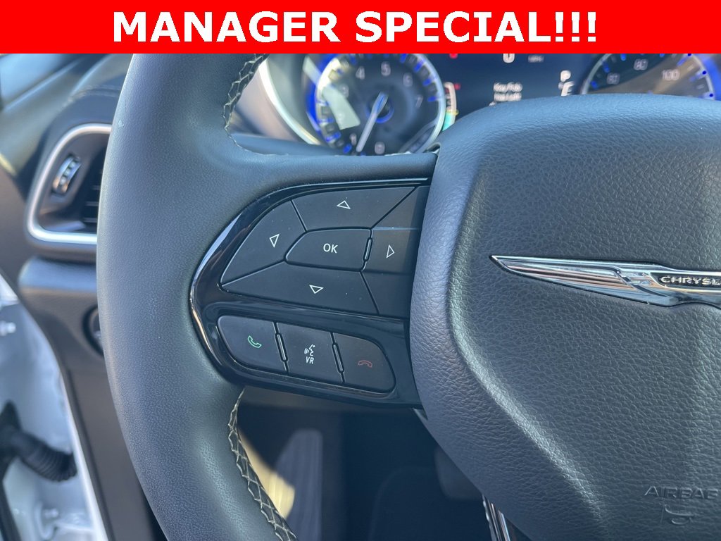 Used 2025 Chrysler Pacifica Limited image 23