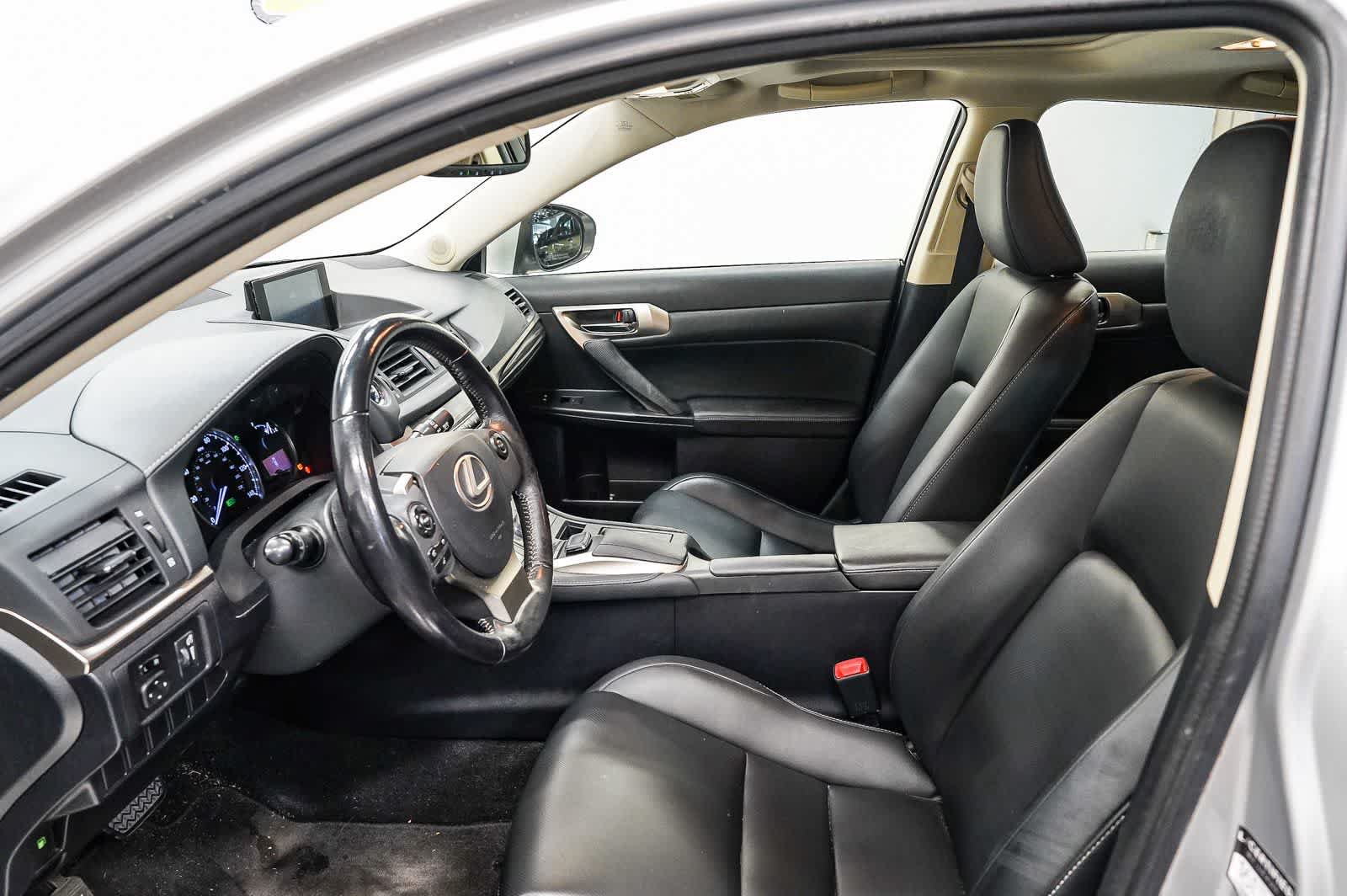 Used 2015 Lexus CT 200h w/ Navigation Package FWD image 18