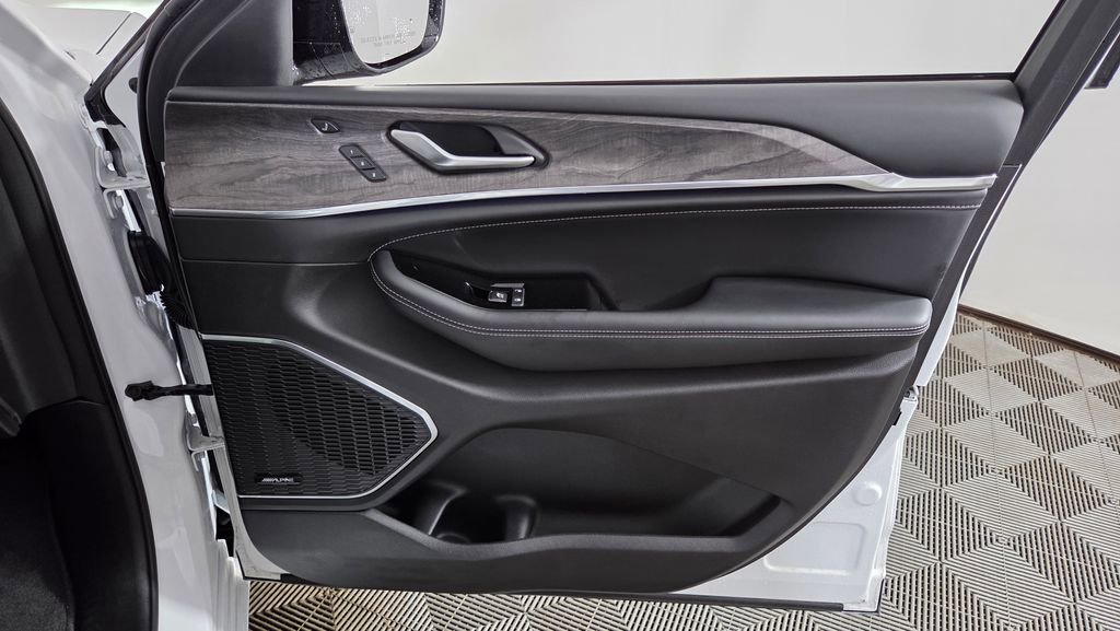 Used 2023 Jeep Grand Cherokee Overland w/ Luxury Tech Group IV AWD/4WD image 36