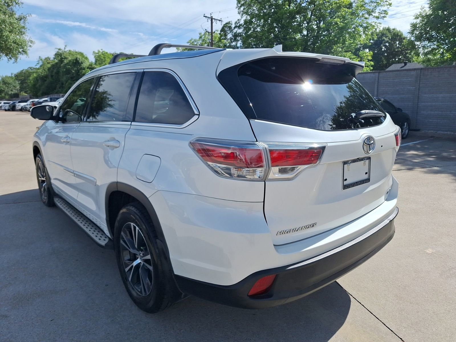 Used 2016 Toyota Highlander XLE FWD image 4