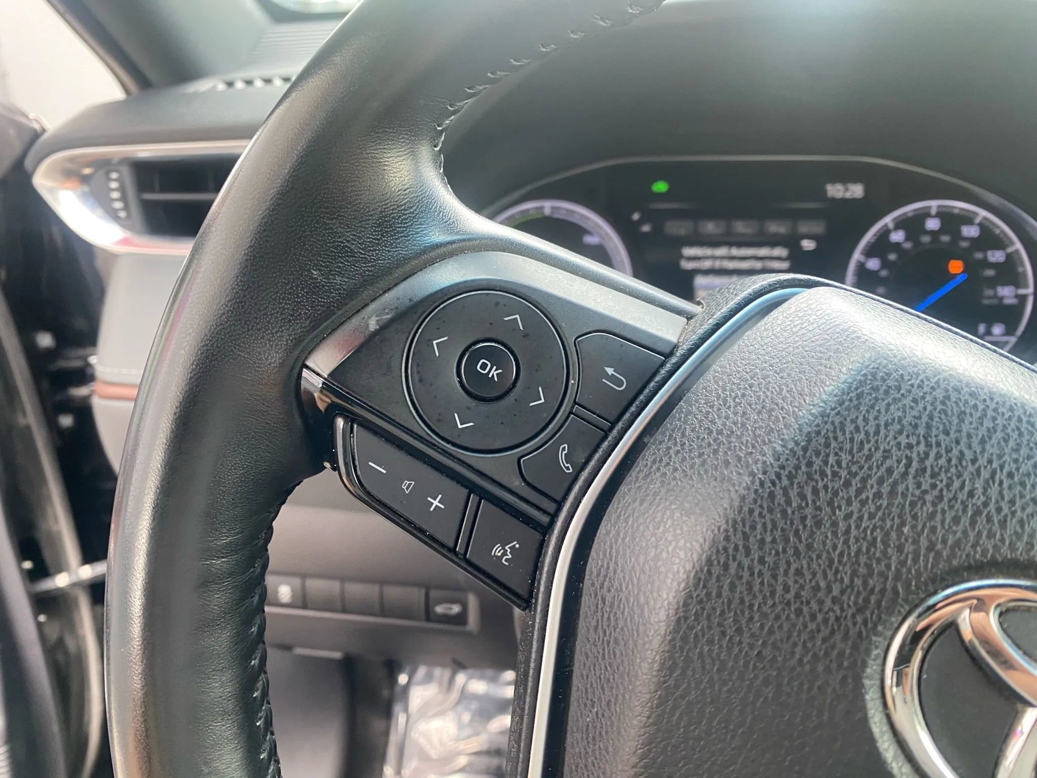 Used 2022 Toyota Venza XLE image 11