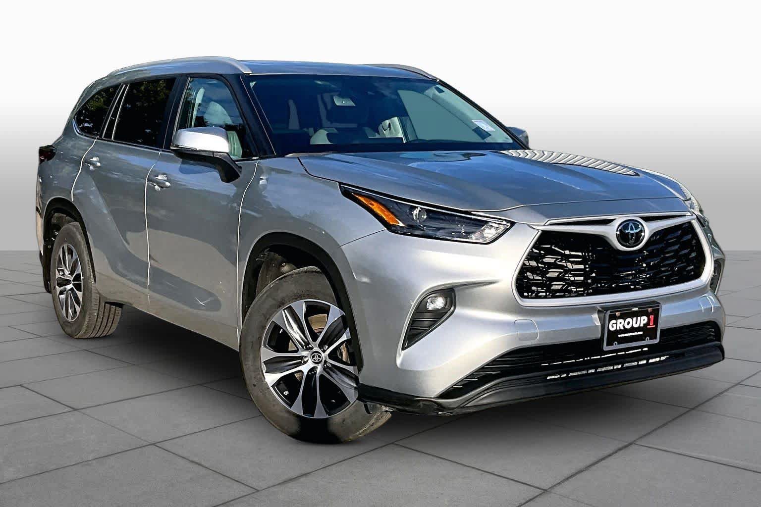 Used 2024 Toyota Highlander XLE AWD/4WD image 3