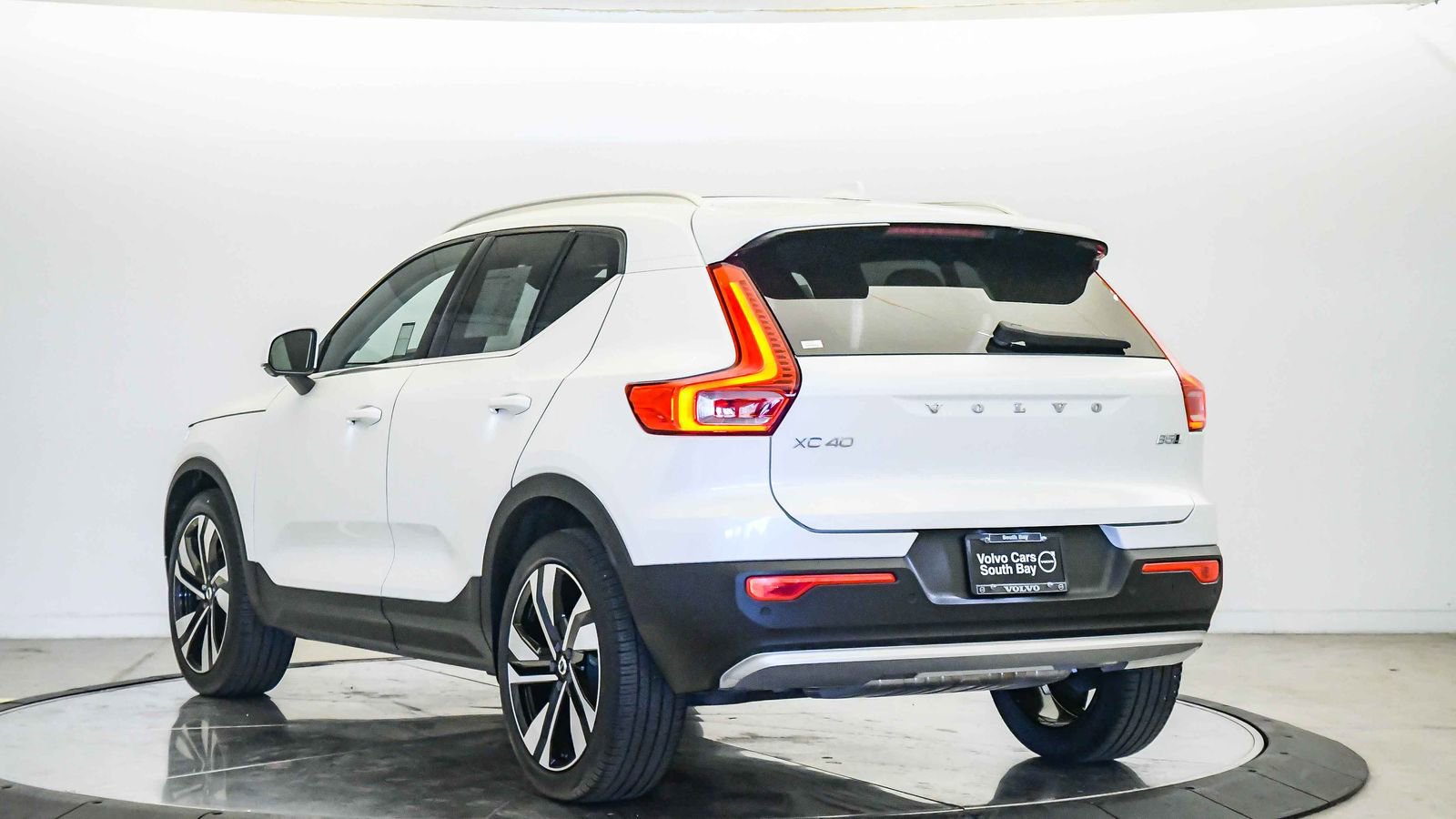 Certified 2023 Volvo XC40 B5 Plus w/ Driver Assist Package AWD/4WD image 2
