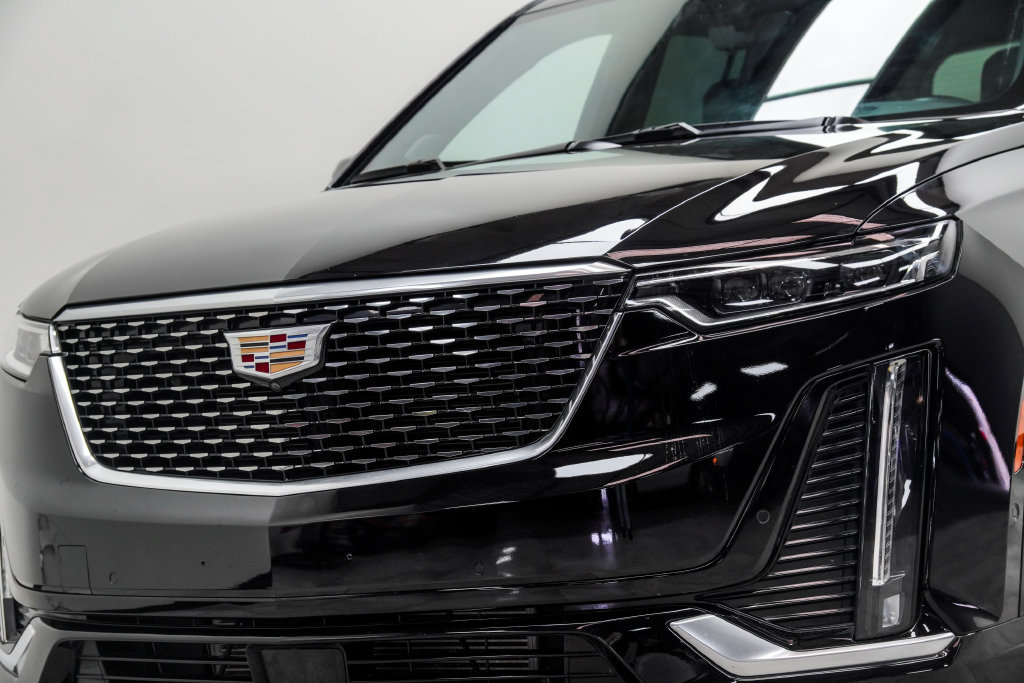 Used 2023 Cadillac XT6 Premium Luxury w/ Technology Package FWD image 2